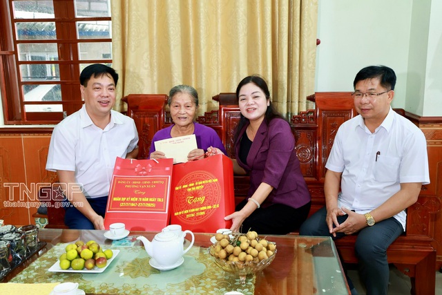 Đồng chí Nguyễn Thị Loan, Phó Chủ tịch UBND tỉnh tặng quà bà Tạ Thị Thành, tổ dân phố Cổ Pháp 1. Đồng chí Nguyễn Thị Loan, Phó Chủ tịch UBND tỉnh tặng quà bà Tạ Thị Thành, tổ dân phố Cổ Pháp 1.