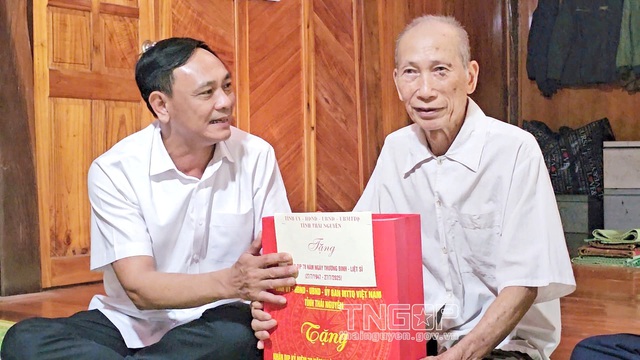Đồng chí Phạm Văn Thọ, Ủy viên Ban Thường vụ Tỉnh ủy, Giám đốc Sở Công Thương tặng quà gia đình ông Lương Văn Ý, ở xóm Tân Sơn. Đồng chí Phạm Văn Thọ, Ủy viên Ban Thường vụ Tỉnh ủy, Giám đốc Sở Công Thương tặng quà gia đình ông Lương Văn Ý, ở xóm Tân Sơn.