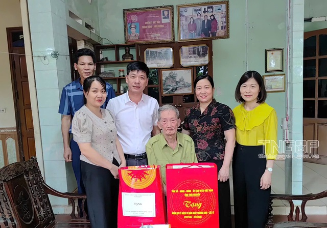 A6 Đồng chí Đỗ Thị Minh Hoa, Ủy viên Ban Thường vụ, Trưởng Ban Tuyên giáo và Dân vận Tỉnh ủy tặng quà gia đình ông Nguyễn Ngọc Tỉnh, xóm Ba Giăng A6 Đồng chí Đỗ Thị Minh Hoa, Ủy viên Ban Thường vụ, Trưởng Ban Tuyên giáo và Dân vận Tỉnh ủy tặng quà gia đình ông Nguyễn Ngọc Tỉnh, xóm Ba Giăng
