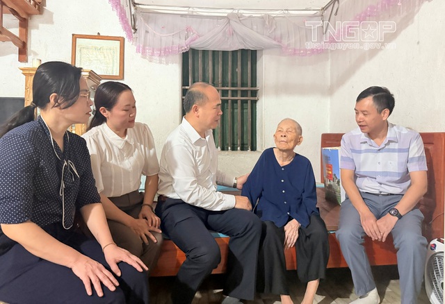 Đoàn thăm hỏi, động viên Mẹ Việt Nam Anh hùng Phạm Thị May, thôn Đồn. Đoàn thăm hỏi, động viên Mẹ Việt Nam Anh hùng Phạm Thị May, thôn Đồn.