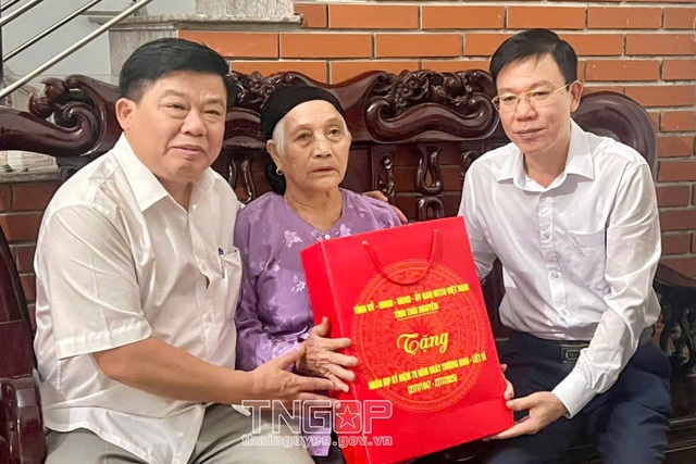 A8 Đồng chí Dương Văn Tiến, Ủy viên Ban Thường vụ, Trưởng Ban Tổ chức Tỉnh ủy tặng quà gia đình bà Dương Thị Bé, vợ Liệt sĩ Nguyễn Văn Tới, tổ dân phố 3 Tân Sơn, phường Bách Quang. A8 Đồng chí Dương Văn Tiến, Ủy viên Ban Thường vụ, Trưởng Ban Tổ chức Tỉnh ủy tặng quà gia đình bà Dương Thị Bé, vợ Liệt sĩ Nguyễn Văn Tới, tổ dân phố 3 Tân Sơn, phường Bách Quang.