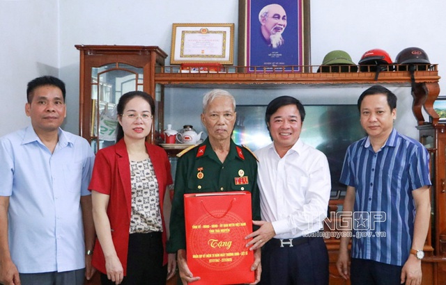Tỉnh Thái Nguyên thăm, tặng quà tri ân người có công với cách mạng tại các địa phương nhân dịp kỷ niệm 78 năm ngày Thương binh - Liệt sĩ (27/7 1947 - 27/7/2025)- Ảnh 9. Tỉnh Thái Nguyên thăm, tặng quà tri ân người có công với cách mạng tại các địa phương nhân dịp kỷ niệm 78 năm ngày Thương binh - Liệt sĩ (27/7 1947 - 27/7/2025)- Ảnh 9.