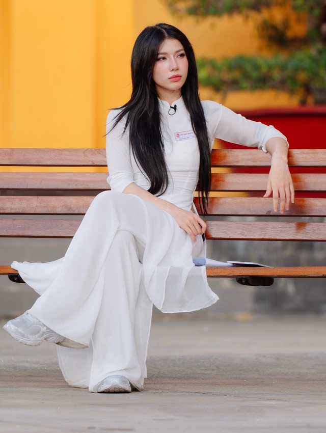 "Em Xinh" LyHan tiếp tục gây sốc vì hình ảnh nghi sử dụng thuốc lá điện tử, phía nữ ca sĩ phản ứng ra sao?- Ảnh 4. "Em Xinh" LyHan tiếp tục gây sốc vì hình ảnh nghi sử dụng thuốc lá điện tử, phía nữ ca sĩ phản ứng ra sao?- Ảnh 4.