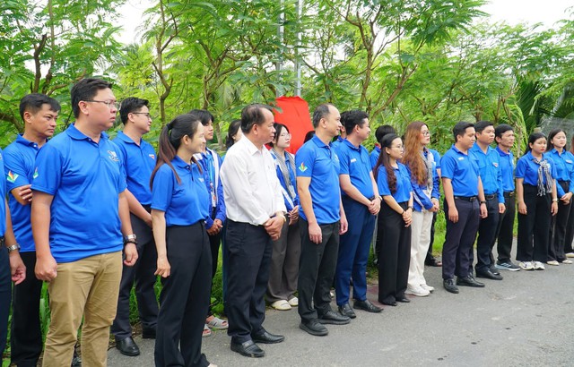 Thăm, động viên chiến sĩ tình nguyện mùa hè xanh thực hiện nhiệm vụ tại Vĩnh Long và Đồng Tháp- Ảnh 1.