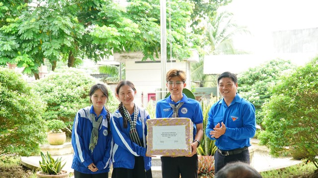 Thăm, động viên chiến sĩ tình nguyện mùa hè xanh thực hiện nhiệm vụ tại Vĩnh Long và Đồng Tháp- Ảnh 2.