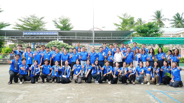 Thăm, động viên chiến sĩ tình nguyện mùa hè xanh thực hiện nhiệm vụ tại Vĩnh Long và Đồng Tháp- Ảnh 3.