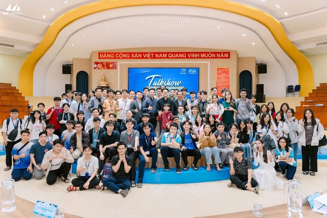 Lan tỏa tinh thần đổi mới sáng tạo từ talkshow “Công nghệ kết nối tương lai”- Ảnh 4. Lan tỏa tinh thần đổi mới sáng tạo từ talkshow “Công nghệ kết nối tương lai”- Ảnh 4.