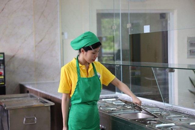 Giám đốc Đại học Quốc gia thành phố Hồ Chí Minh ăn trưa tại bếp ăn chia sẻ để cùng sẻ chia với sinh viên- Ảnh 6.