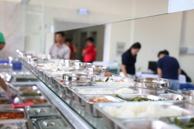 Giám đốc Đại học Quốc gia thành phố Hồ Chí Minh ăn trưa tại bếp ăn chia sẻ để cùng sẻ chia với sinh viên- Ảnh 4.