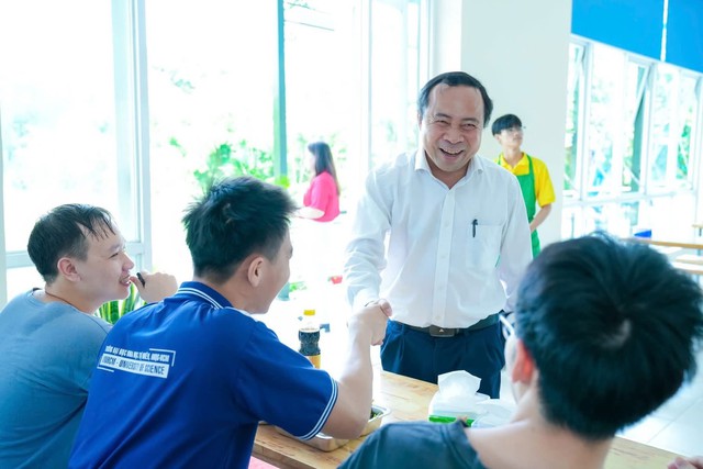 Giám đốc Đại học Quốc gia thành phố Hồ Chí Minh ăn trưa tại bếp ăn chia sẻ để cùng sẻ chia với sinh viên- Ảnh 2.