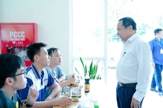 Giám đốc Đại học Quốc gia thành phố Hồ Chí Minh ăn trưa tại bếp ăn chia sẻ để cùng sẻ chia với sinh viên- Ảnh 3.