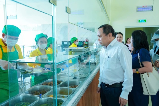Giám đốc Đại học Quốc gia thành phố Hồ Chí Minh ăn trưa tại bếp ăn chia sẻ để cùng sẻ chia với sinh viên- Ảnh 1.