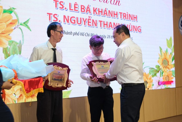 Lễ tri ân hai người thầy biểu tượng của Trường phổ thông Năng khiếu: Ghi nhận hành trình hơn 30 năm cống hiến thầm lặng và bền bỉ- Ảnh 5. Lễ tri ân hai người thầy biểu tượng của Trường phổ thông Năng khiếu: Ghi nhận hành trình hơn 30 năm cống hiến thầm lặng và bền bỉ- Ảnh 5.