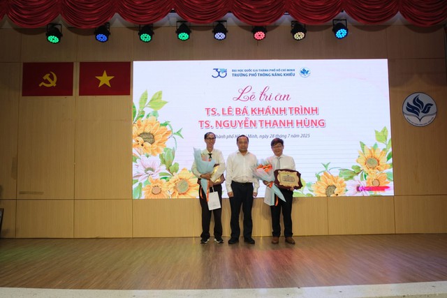 Lễ tri ân hai người thầy biểu tượng của Trường phổ thông Năng khiếu: Ghi nhận hành trình hơn 30 năm cống hiến thầm lặng và bền bỉ- Ảnh 1. Lễ tri ân hai người thầy biểu tượng của Trường phổ thông Năng khiếu: Ghi nhận hành trình hơn 30 năm cống hiến thầm lặng và bền bỉ- Ảnh 1.