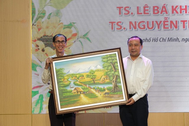 Lễ tri ân hai người thầy biểu tượng của Trường phổ thông Năng khiếu: Ghi nhận hành trình hơn 30 năm cống hiến thầm lặng và bền bỉ- Ảnh 2. Lễ tri ân hai người thầy biểu tượng của Trường phổ thông Năng khiếu: Ghi nhận hành trình hơn 30 năm cống hiến thầm lặng và bền bỉ- Ảnh 2.