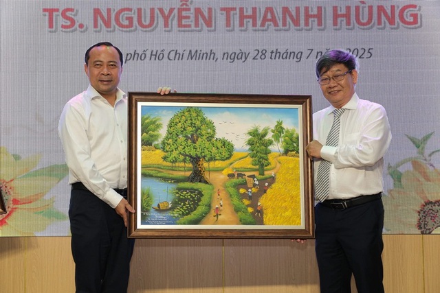 Lễ tri ân hai người thầy biểu tượng của Trường phổ thông Năng khiếu: Ghi nhận hành trình hơn 30 năm cống hiến thầm lặng và bền bỉ- Ảnh 3. Lễ tri ân hai người thầy biểu tượng của Trường phổ thông Năng khiếu: Ghi nhận hành trình hơn 30 năm cống hiến thầm lặng và bền bỉ- Ảnh 3.