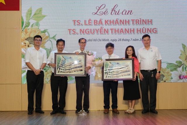 Lễ tri ân hai người thầy biểu tượng của Trường phổ thông Năng khiếu: Ghi nhận hành trình hơn 30 năm cống hiến thầm lặng và bền bỉ- Ảnh 4. Lễ tri ân hai người thầy biểu tượng của Trường phổ thông Năng khiếu: Ghi nhận hành trình hơn 30 năm cống hiến thầm lặng và bền bỉ- Ảnh 4.