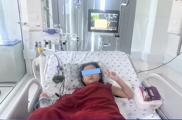 Vận hành ECMO cứu sống bé gái 8 tuổi sốc tim nguy kịch chỉ sau cơn sốt kèm nôn- Ảnh 1. Vận hành ECMO cứu sống bé gái 8 tuổi sốc tim nguy kịch chỉ sau cơn sốt kèm nôn- Ảnh 1.