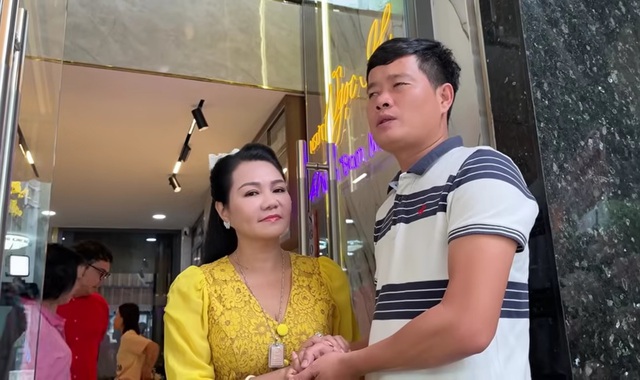 Nữ NSƯT từ Mỹ về mua nhà mặt tiền 50 tỷ mở quán, lên tiếng xích mích với ông trùm thứ 2 của Điền Quân- Ảnh 1. Nữ NSƯT từ Mỹ về mua nhà mặt tiền 50 tỷ mở quán, lên tiếng xích mích với ông trùm thứ 2 của Điền Quân- Ảnh 1.