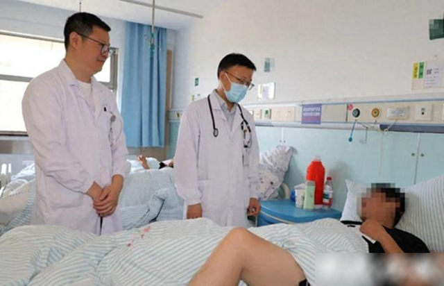Nam thanh niên 23 tuổi đầu gối sưng to như bánh bao vì uống thứ nước hấp dẫn này mỗi ngày- Ảnh 1. Nam thanh niên 23 tuổi đầu gối sưng to như bánh bao vì uống thứ nước hấp dẫn này mỗi ngày- Ảnh 1.