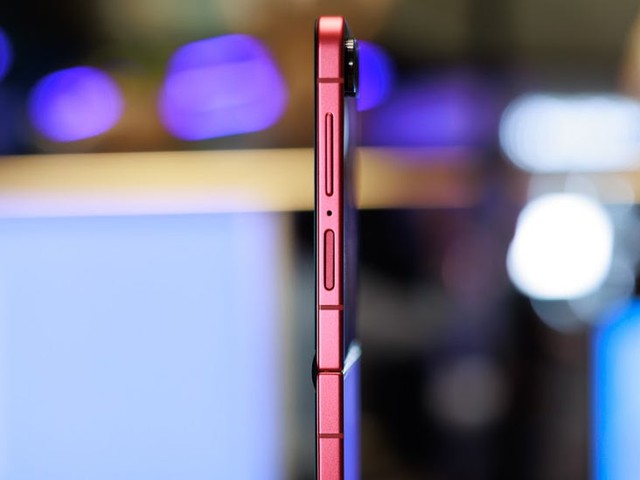 Trang mạng xã hội Apple vô tình đăng video quảng cáo... Samsung Galaxy Z Flip7- Ảnh 2. Trang mạng xã hội k+ truc tiep bong da vô tình đăng video quảng cáo... Samsung Galaxy Z Flip7- Ảnh 2.
