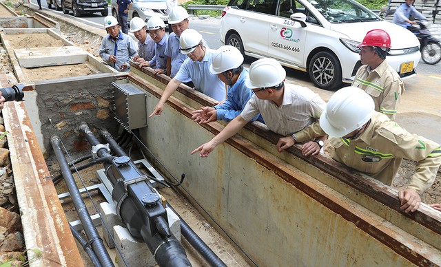 Phó Tổng giám đốc EVN Nguyễn Tài Anh (thứ 4 từ phải sang) kiểm tra thi công hầm nối cáp, bê tông mương cáp tại Côn Đảo. Phó Tổng giám đốc EVN Nguyễn Tài Anh (thứ 4 từ phải sang) kiểm tra thi công hầm nối cáp, bê tông mương cáp tại Côn Đảo.