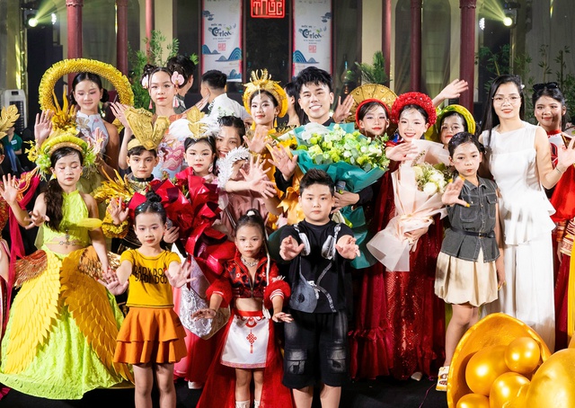 NTK Nhật Thực đưa khán giả vào thế giới cổ tích bằng show thời trang ấn tượng- Ảnh 1.