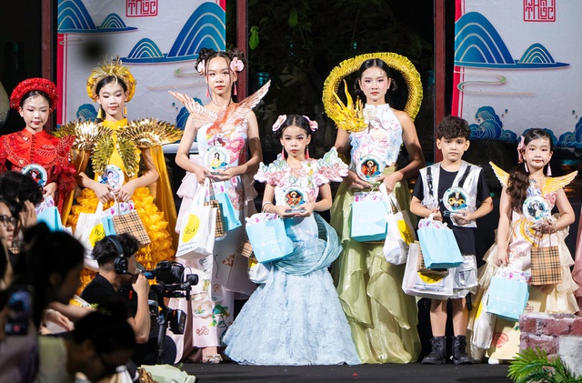 NTK Nhật Thực đưa khán giả vào thế giới cổ tích bằng show thời trang ấn tượng- Ảnh 2.