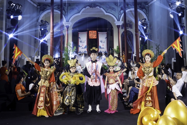 NTK Nhật Thực đưa khán giả vào thế giới cổ tích bằng show thời trang ấn tượng- Ảnh 6.