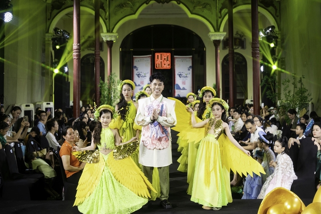 NTK Nhật Thực đưa khán giả vào thế giới cổ tích bằng show thời trang ấn tượng- Ảnh 4.