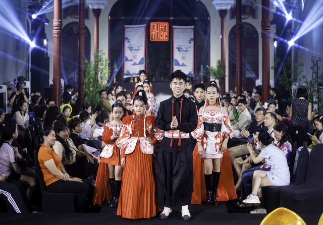 NTK Nhật Thực đưa khán giả vào thế giới cổ tích bằng show thời trang ấn tượng- Ảnh 5.