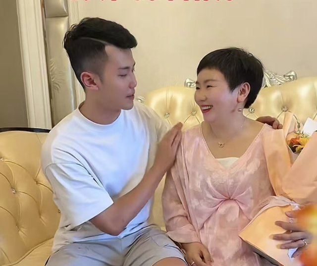 Mối tình chênh 17 tuổi gây bão MXH: Mẹ đơn thân lấy bạn khóa trên của con trai, sắp sinh con tuổi 40- Ảnh 3. Mối tình chênh 17 tuổi gây bão MXH: Mẹ đơn thân lấy bạn khóa trên của con trai, sắp sinh con tuổi 40- Ảnh 3.