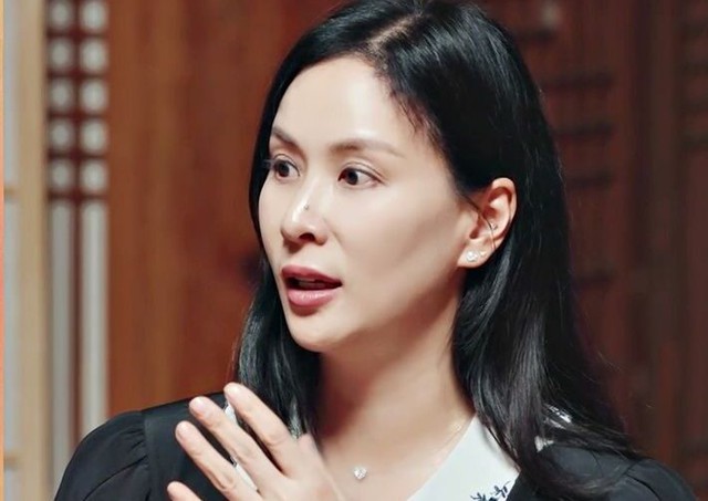 Vợ tài tử Jang Dong Gun xuất hiện với mặt mộc buổi sáng, hành động bất ngờ sau đó khiến nhiều người hiểu ra vì sao U60 cô vẫn trẻ đẹp- Ảnh 1. Vợ tài tử Jang Dong Gun xuất hiện với mặt mộc buổi sáng, hành động bất ngờ sau đó khiến nhiều người hiểu ra vì sao U60 cô vẫn trẻ đẹp- Ảnh 1.