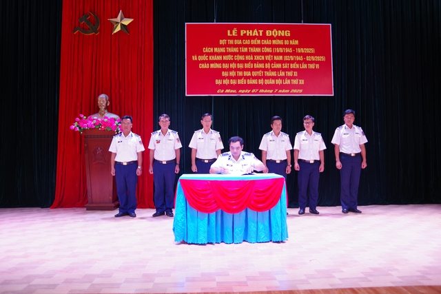 Hải đoàn 42 phát động đợt thi đua cao điểm chào mừng
các ngày hội lớn
- Ảnh 3. Hải đoàn 42 phát động đợt thi đua cao điểm chào mừng
các ngày hội lớn
- Ảnh 3.