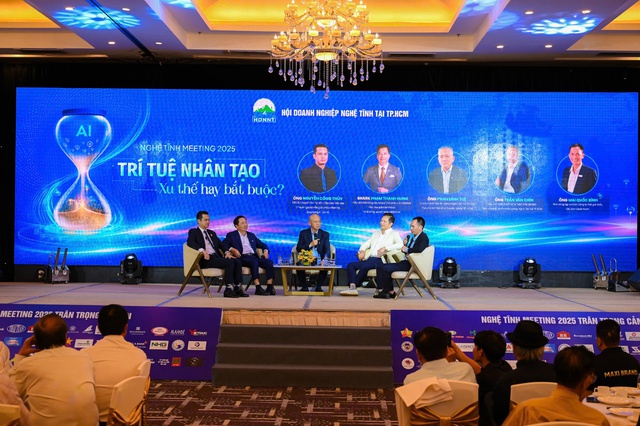 Các diễn giả thảo luận về những thử thách khi ứng dụng AI. Các diễn giả thảo luận về những thử thách khi ứng dụng AI.