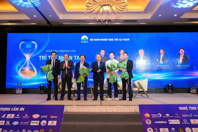 ông Phan Đình Tuệ - PHó chủ Tịch HUBA, chủ tịch hội doanh nghiệp nghệ tĩnh tại TP. Hồ Chí MInh tặng hoa cho các khách mời. ông Phan Đình Tuệ - PHó chủ Tịch HUBA, chủ tịch hội doanh nghiệp nghệ tĩnh tại TP. Hồ Chí MInh tặng hoa cho các khách mời.