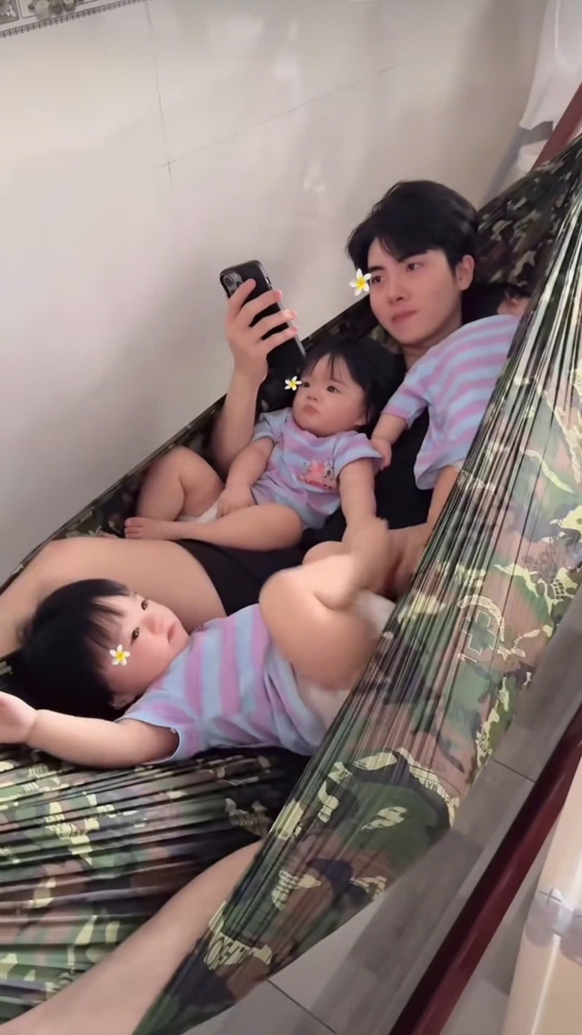 3 bình rượu mơ Dâu - Kem - Sữa đến chơi nhưng dân tình lại đặc biệt chú ý đến hành động của ông bà nội- Ảnh 2. 3 bình rượu mơ Dâu - hi88.con - Sữa đến chơi nhưng dân tình lại đặc biệt chú ý đến hành động của ông bà nội- Ảnh 2.