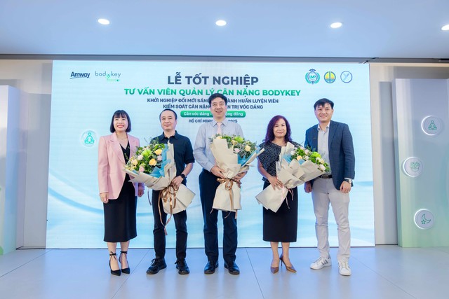 ảnh 1: Đại diện Trung tâm Chuyển giao tri thức và Hỗ trợ khởi nghiệp, Đại học Quốc gia Hà Nội, đại điện đốc Trung tâm Hỗ trợ thanh niên khởi nghiệp Việt Nam, Đại diện Hội LHTN Việt Nam - Trung ương Đoàn TNCS Hồ Chí Minh, Đại diện Liên đoàn thể dục Tp Hồ Chí Minh và Đại diện Amway Việt Nam tại buổi lễ. ảnh 1: Đại diện Trung tâm Chuyển giao tri thức và Hỗ trợ khởi nghiệp, Đại học Quốc gia Hà Nội, đại điện đốc Trung tâm Hỗ trợ thanh niên khởi nghiệp Việt Nam, Đại diện Hội LHTN Việt Nam - Trung ương Đoàn TNCS Hồ Chí Minh, Đại diện Liên đoàn thể dục Tp Hồ Chí Minh và Đại diện Amway Việt Nam tại buổi lễ.