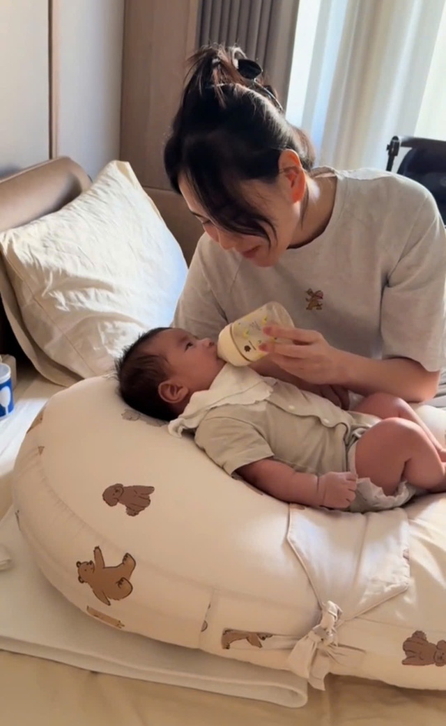 Bé Panda chỉ hơn 2 tháng đã "mở khóa" kĩ năng mới khiến Mai Ngọc phải tự hào "bõ công mẹ"- Ảnh 4. Bé Panda chỉ hơn 2 tháng đã "mở khóa" kĩ năng mới khiến Mai Ngọc phải tự hào "bõ công mẹ"- Ảnh 4.