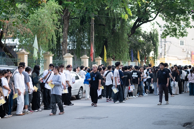 Ch&ugrave;m ảnh: D&agrave;n nam thanh nữ t&uacute; thi tuyển v&agrave;o ĐH S&acirc;n khấu - Điện ảnh H&agrave; Nội 2025- Ảnh 1.