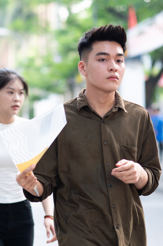 Ch&ugrave;m ảnh: D&agrave;n nam thanh nữ t&uacute; thi tuyển v&agrave;o ĐH S&acirc;n khấu - Điện ảnh H&agrave; Nội 2025- Ảnh 10.