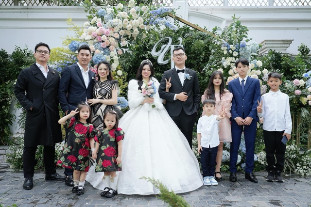 Em trai b&iacute; ẩn của Hằng T&uacute;i bất ngờ lộ diện, mới 15 tuổi đ&atilde; đẹp trai như nam thần- Ảnh 1.