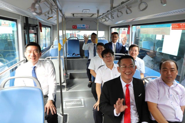 TP. Hồ Chí Minh đưa vào vận hành 35 tuyến xe buýt có trợ giá: Bước tiến lớn trong phát triển giao thông xanh- Ảnh 4. TP. Hồ Chí Minh đưa vào vận hành 35 tuyến xe buýt có trợ giá: Bước tiến lớn trong phát triển giao thông xanh- Ảnh 4.