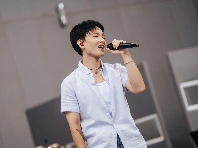 Nam ca sĩ đầu tiên thực hiện công nghệ âm thanh mới vào làm show tại Việt Nam- Ảnh 2. Nam ca sĩ đầu tiên thực hiện công nghệ âm thanh mới vào làm show tại Việt Nam- Ảnh 2.