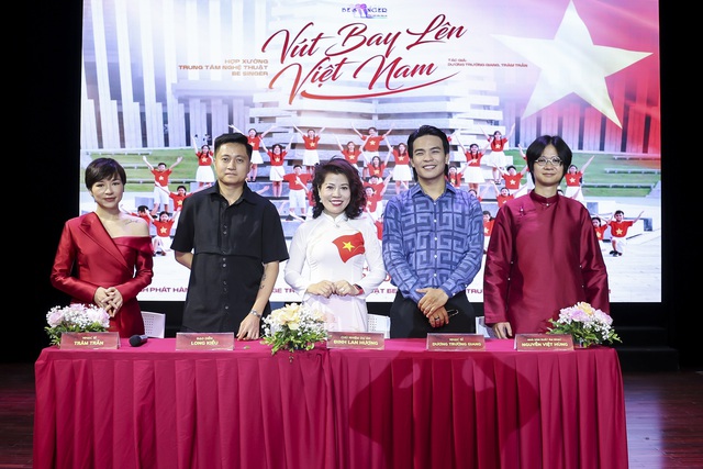 50 giọng hát nhí hòa ca "Vút bay lên Việt Nam"- Ảnh 2. 50 giọng hát nhí hòa ca "Vút bay lên Việt Nam"- Ảnh 2.
