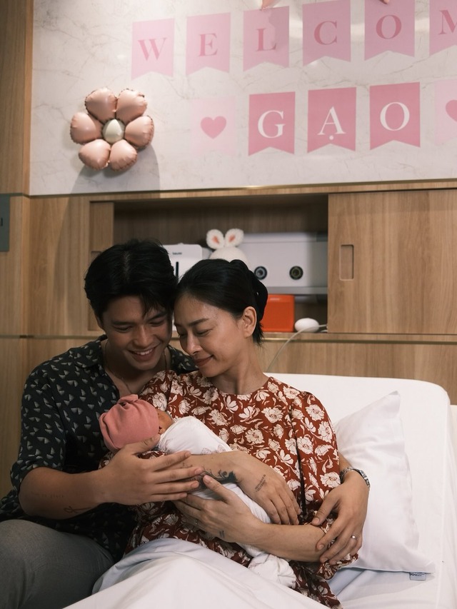 Chỉ vài ngày sau khi đón con gái đầu lòng, Huy Trần đã lộ khoảnh khắc “ông bố bỉm” chính hiệu: Bơ phờ, thiếu ngủ nhưng vẫn ôm con ân cần- Ảnh 2. Chỉ vài ngày sau khi đón con gái đầu lòng, Huy Trần đã lộ khoảnh khắc “ông bố bỉm” chính hiệu: Bơ phờ, thiếu ngủ nhưng vẫn ôm con ân cần- Ảnh 2.