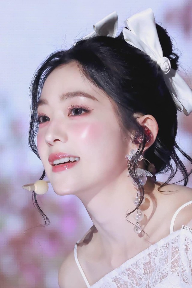 Bức ảnh khiến “đệ nhất nữ thần nhan sắc” bị chê tơi tả, ở tuổi “bà thím” rồi còn làm hành động này!- Ảnh 7. Bức ảnh khiến “đệ nhất nữ thần nhan sắc” bị chê tơi tả, ở tuổi “bà thím” rồi còn làm hành động này!- Ảnh 7.