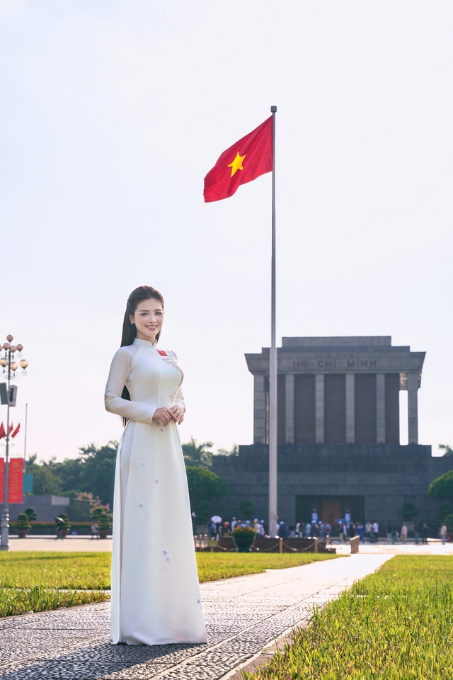 Dương Hoàng Yến bỏ mọi kế hoạch vì ca khúc khiến cô xúc động khi đang ngồi trên máy bay- Ảnh 4.
