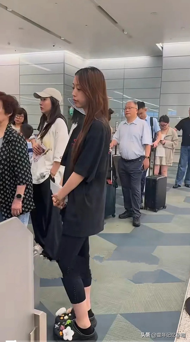 Con gái Triệu Vy lộ diện tại sân bay: Dáng cao nổi bật, nét mặt mệt mỏi- Ảnh 2. Con gái Triệu Vy lộ diện tại sân bay: Dáng cao nổi bật, nét mặt mệt mỏi- Ảnh 2.