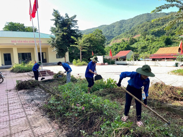 Sau khi lũ rút, Các thành viên đội hình tình nguyện mang số hiệu 2517 – Trường Đại học xem bong da truc tiep nhanh nhat tiếp tục bám bản, hỗ trợ dọn dẹp vệ sinh các điểm trường, nhà dân, công trình công cộng.